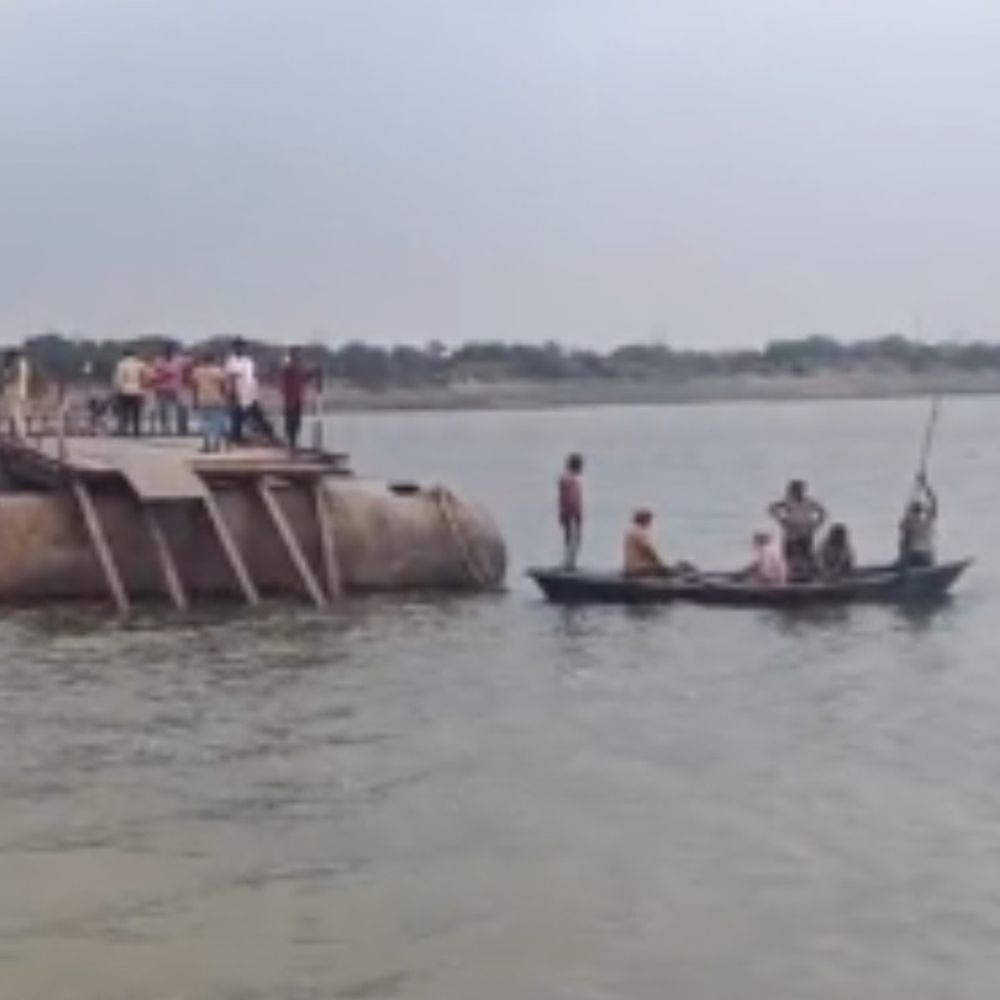 मिर्जापुर में आंधी से टूटा नेवढ़िया घाट का पीपा पुल:आवागमन बंद, 6 अप्रैल से बहाल होगा संचालन; 2 दिन पहले हुआ था शुभारंभ