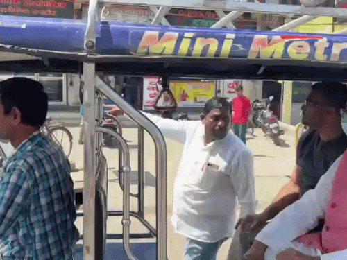 
                 शहर की व्यवस्था देखने रिक्शा में निकले विधायक और नगरआयुक्त:मेरठ में जलभराव व गंदगी पर सख्त हुए विधायक, डिपो को कूड़ाघर बनाने पर नाराजगी 
            