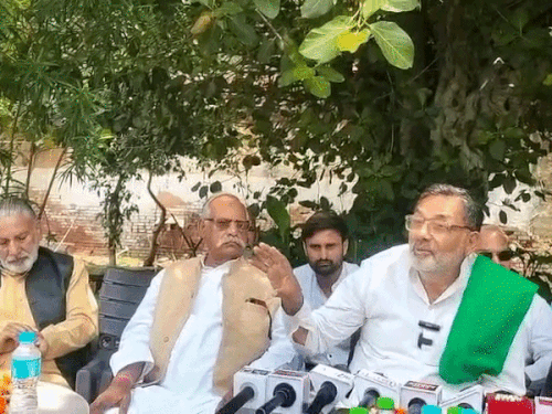 
                 संस्थान के नाम को समाज का न बतांए- युद्धवीर सिंह:मेरठ में अखिल भारतीय जाट महासभा के राष्ट्रीय महासचिव ने कहा_ संयमित रहे जाट समाज, बहकावे में न आए 
            