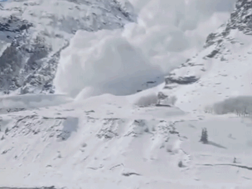 अटल टनल नॉर्थ पोर्टल पर हिमखंड गिरा:  पीर पंजाल चोटी से खिसका, पर्यटकों में मची अफरा-तफरी, प्रतिबंधित क्षेत्रों में न जाने के निर्देश – Manali News