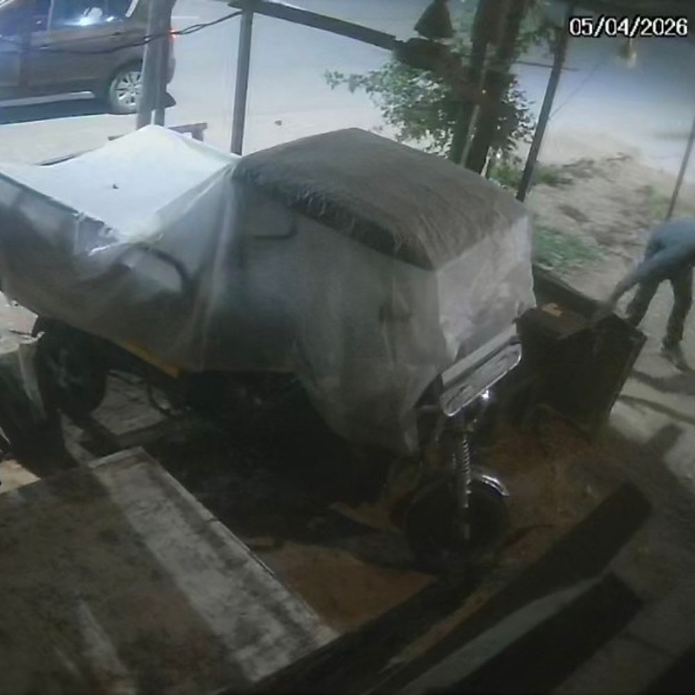 संभल में कार चोरों ने लाखों का माल चुराया:दो ई-रिक्शा की बैटरी, पिकअप की स्टेपनी ले गए, 1.72 लाख कीमत