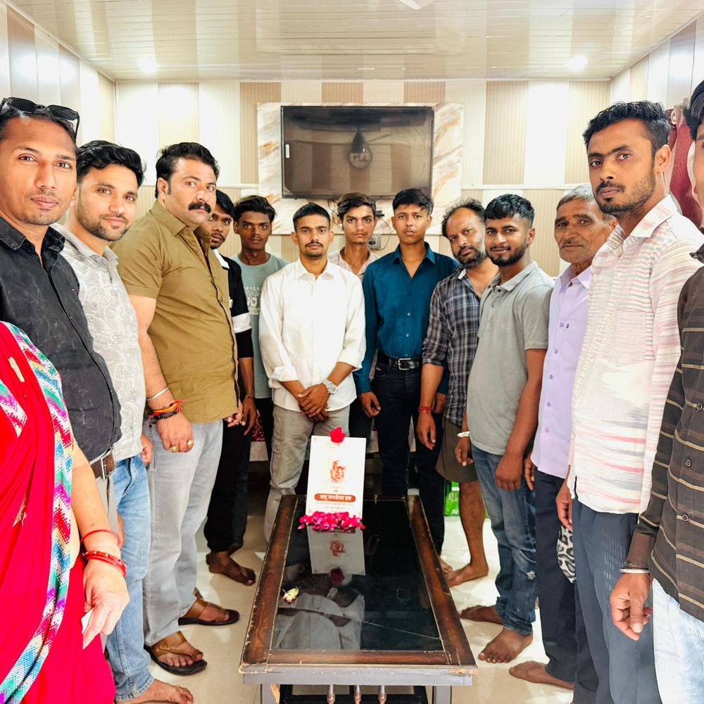 हाथरस में कांग्रेसियों ने मनाई जगजीवन राम की जयंती:पूर्व उप प्रधानमंत्री को पुष्प अर्पित कर किया नमन