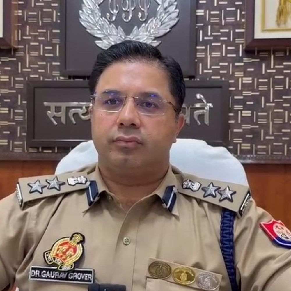 अयोध्या में 30 लाख गबन, थानाध्यक्ष-सिपाही निलंबित:उप डाकपाल ने मृतकों के नाम पर सिपाही के खाते में ट्रांसफर किए थे रुपए