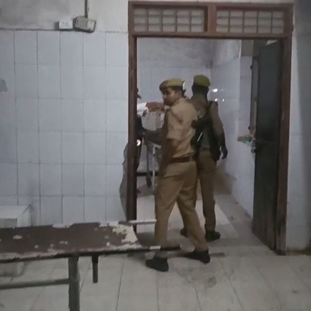 जमीन विवाद में युवक पर चढ़ाया ट्रैक्टर, मौत:पुलिस कार्रवाई के बाद आरोपियों ने किया हमला, मेडिकल कॉलेज में परिजनों का हंगामा