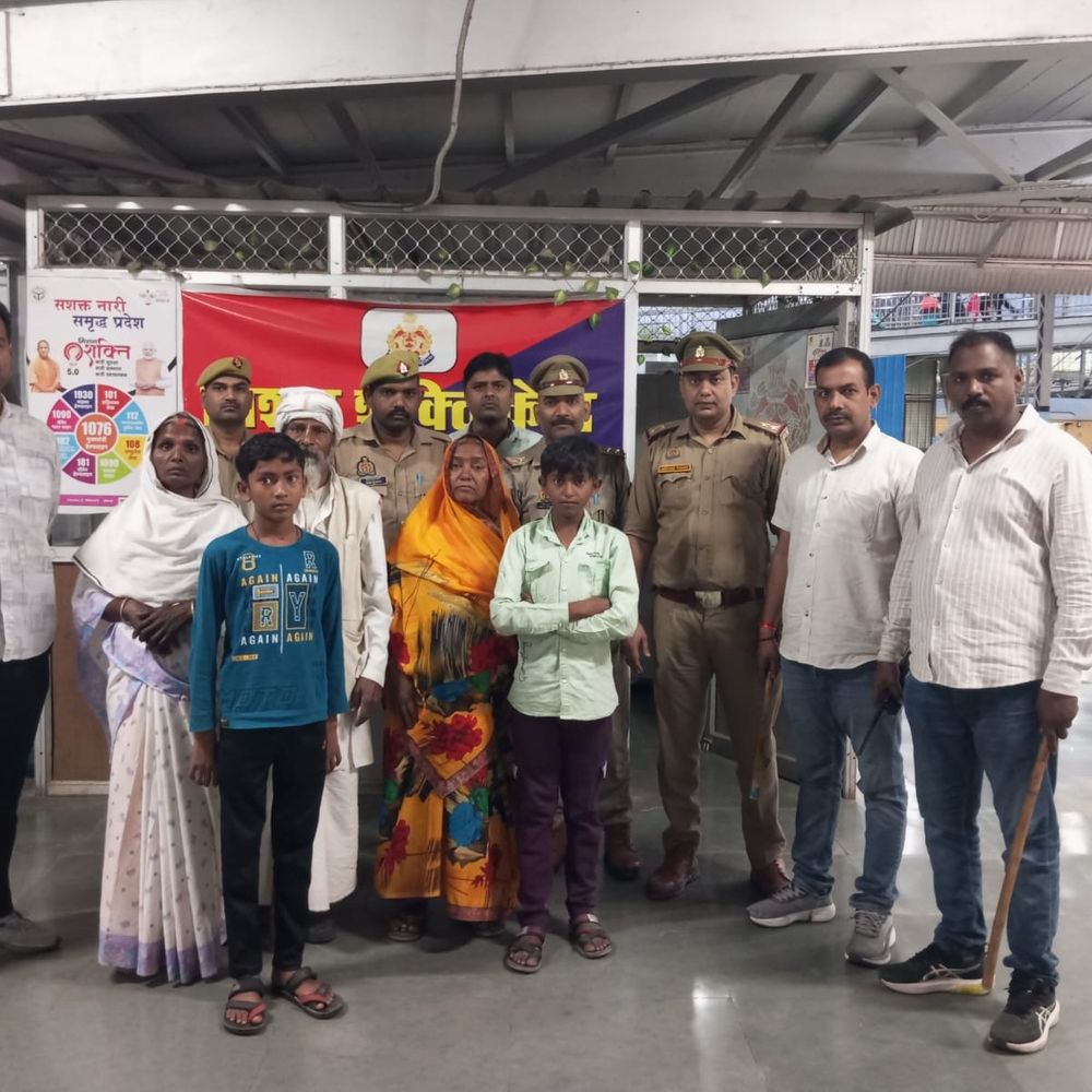 प्रयागराज जंक्शन पर मां से बिछड़ा बेटा:जीआरपी ने ढाई घंटे में सीसीटीवी से खोज निकाला, मां को सौंपा