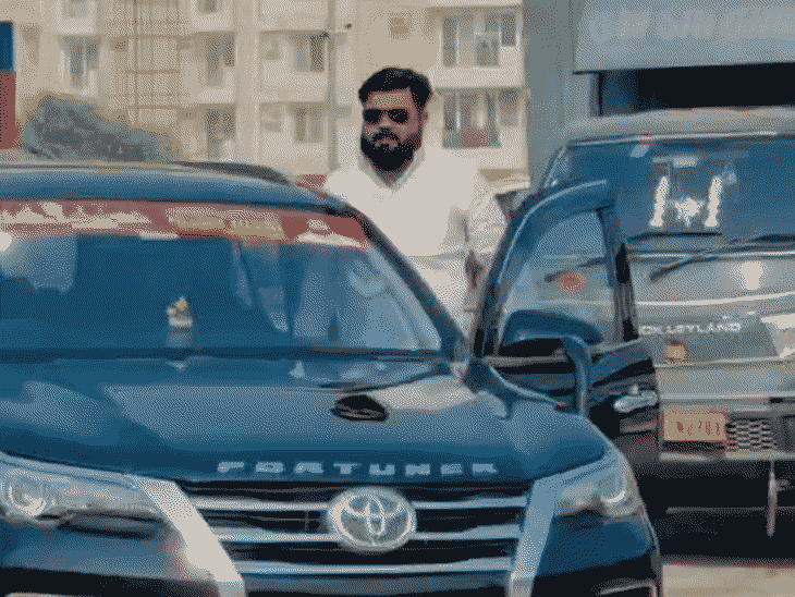 
                 गोरखपुर के रंगबाज नेता के खिलाफ चार्जशीट:दो लोगों को फॉर्च्यूनर से कुचला था, पुल पर लटकी थी MBBS छात्र की लाश 
            