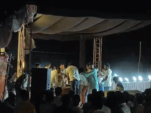 
                 मेले का उद्घाटन करने पर दलित की मंच पर पिटाई:मैनपुरी में प्रधान प्रतिनिधि बोला- ये काटेगा फीता; बुजुर्ग पिता को भी लाठी-डंडों से मारा 
            