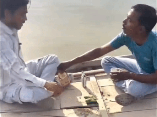 
                 गंगा में नाव पर शराब पीते दो युवकों का वीडियो:बदायूं पुलिस ने किया गिरफ्तार, नाबालिग भी साथ, पुलिस जांच में जुटी 
            