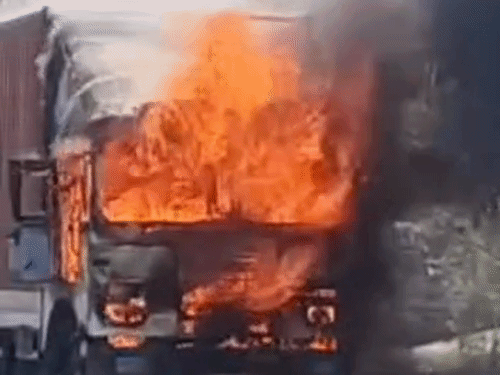 
                 उन्नाव हाईवे पर कंटेनर में लगी आग VIDEO:ड्राइवर-कंडक्टर ने कूदकर बचाई जान, यातायात हुआ बाधित 
            