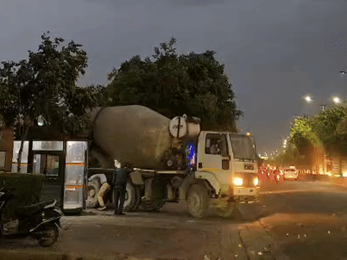 
                 लखनऊ में मिक्सर ट्रक ने डॉक्टर को रौंदा... VIDEO:पिछला चक्का ऊपर से गुजरा, मौके पर हुई मौत 
            