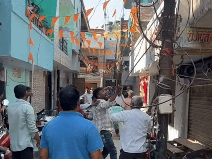 
                 रावतपुर में गाली-गलौज के विरोध में मारपीट, VIDEO:दोनों पक्षों में चले लाठी-डंडे, पुलिस थाने ले गई 
            