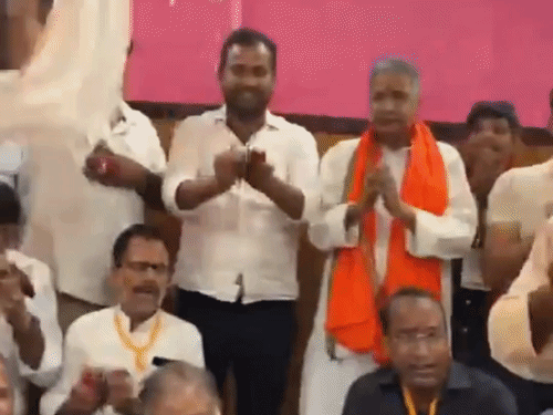 
                 परिवहन मंत्री चैता गान पर बजाते दिखे मंजीरा, VIDEO:बलिया में प्रशिक्षण अभियान के बाद सांस्कृतिक कार्यक्रम में हुए शामिल 
            