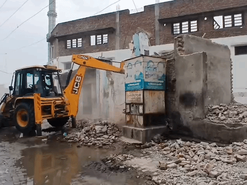 
                 संभल में मदरसे पर चला बुलडोजर:अब मस्जिद को गिराया जाएगा; 30 साल पहले अवैध कब्जा कर बनाया था 
            