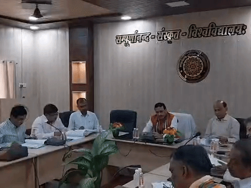 
                 जनजातीय ज्ञान संरक्षण पर जोर देगा संपूर्णानंद संस्कृत विश्वविद्यालय:वाराणसी में कुलपति की मौजूदगी में बैठक, जनजातीय कार्य मंत्रालय के साथ समझौता 
            