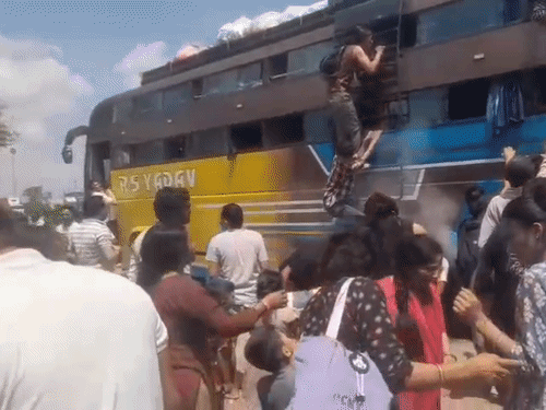 
                 ललितपुर में चलती टूरिस्ट बस से उठा धुआं:NH-44 पर मचा हड़कंप, यात्री खिड़कियों से कूदे 
            