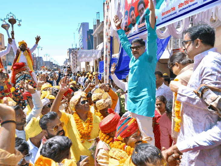 
                 निषादराज जयंती शोभा यात्रा का पवन पांडेय ने किया स्वागत:बोले-परस्पर सहयोग के बिना सही अर्थों में सामाजिक विकास अधूरा 
            