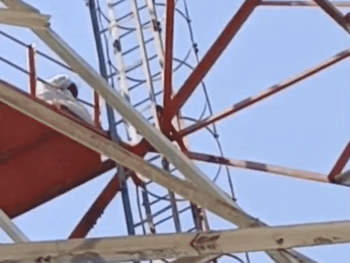 
                 प्रेमी को जेल से छुड़ाने प्रेमिका टावर पर चढ़ी, VIDEO:250 फीट ऊंचाई पर 4 घंटे चला ड्रामा, नाबालिग को भगाने के आरोप में प्रेमी गिरफ्तार 
            