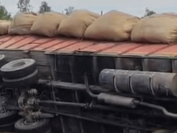 
                 सीतापुर में ट्रक पलटने से पिकअप सवार तीन की मौत:ओवरहाइट होने के कारण पलटा ट्रक, एक युवक गंभीर घायल 
            