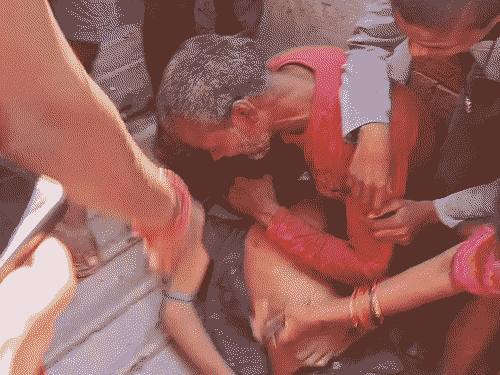 
                 कर्मदेश्वर-महादेव मंदिर के पोखरे में डूबने से किशोर की मौत:दो साथियों के साथ सीढ़ी पर खेल रहा था, NDRF ने निकाला शव, पुलिस से परिजनों की नोकझोक 
            