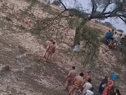 
                 कौशांबी में पेड़ से लटका मिला युवती का शव:सुबह हुआ था विवाद, शाम को मिली लाश; जांच में जुटी पुलिस 
            