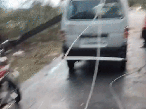 
                 एटा में आंधी-बारिश से कार पर गिरा पोल:विद्युत आपूर्ति ठप, अलीगंज मार्ग पर यातायात बाधित 
            