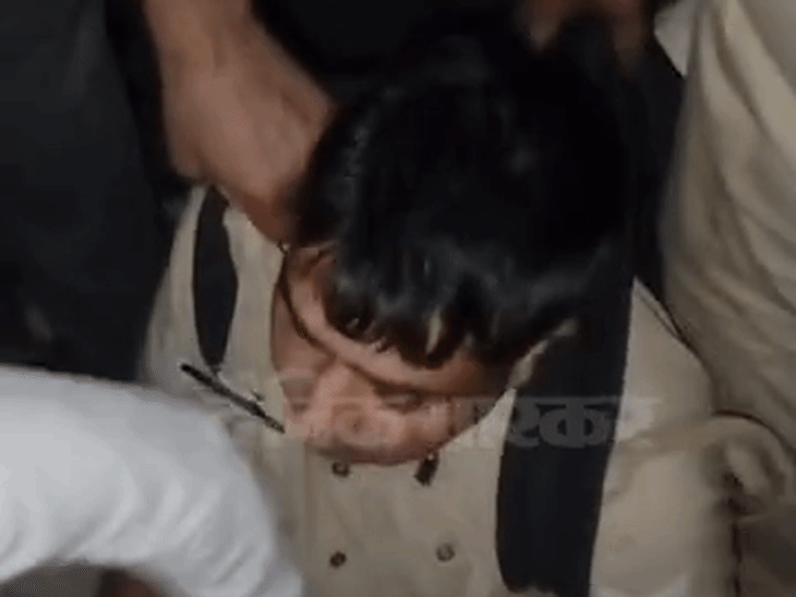 
                 जीआरपी सिपाही ने नशे में की चेन पुलिंग, निलंबित:आरपीएफ जवानों से अभद्रता करने का आरोप, एसएसपी रेलवे ने की कार्रवाई 
            