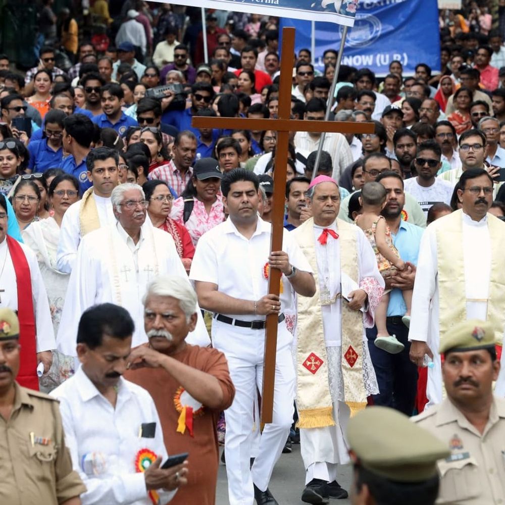 लखनऊ में धूमधाम से मनाया गया ईस्टर:जुलूस में सैंकड़ों लोग हुए शामिल, फादर मॉरिस बोले- यीशु ने विश्व को शांति का संदेश दिया