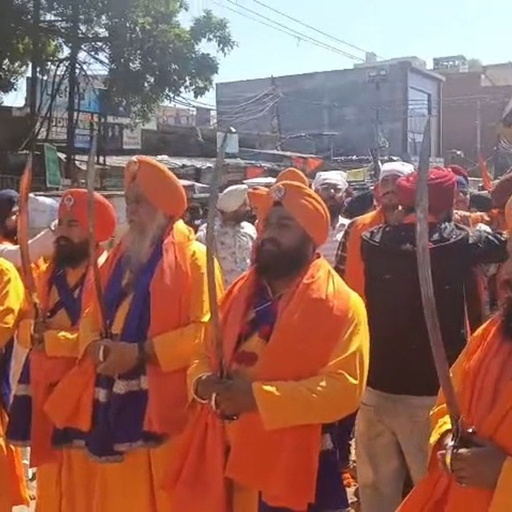 लखनऊ गुरु तेग बहादुर प्रकाश पर्व श्रद्धा से मनाया:गुरुद्वारा नाका हिंडोला से निकली कीर्तन टोली ,गतका दलों ने दिखा युद्ध कौशल