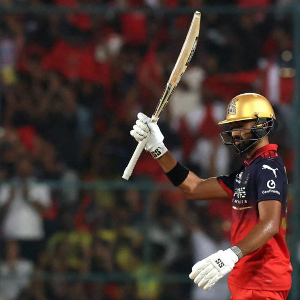 IPL में बेंगलुरु vs चेन्नई:देवदत्त पडिक्कल फिफ्टी लगाकर आउट, जैमी ओवर्टन ने बोल्ड किया; RCB के 150 रन पूरे