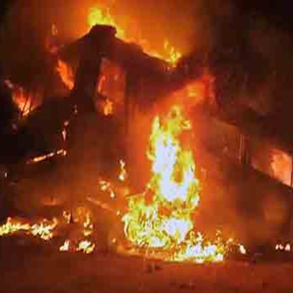 मिनी बस की ट्रैक्टर में टक्कर, युवक की मौत, भड़के ग्रामीणों ने बस फूंकी