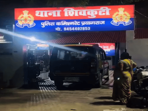 
                 छात्रा से एटीएम कार्ड छीनकर 49 हजार निकाले:प्रयागराज में 27 दिन बाद भी FIR नहीं, एसएचओ बोले-आरोप गलत 
            