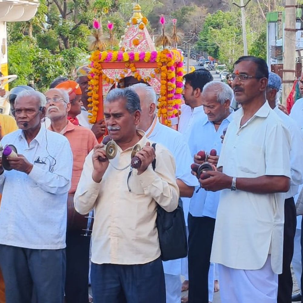 सरसल महाराज की जयंती पर चिकलवास में हुआ रुद्राभिषेक:शोभायात्रा में शामिल हुए पालीवाल समाज के श्रद्धालु; सुंदरकांड का पाठ भी किया