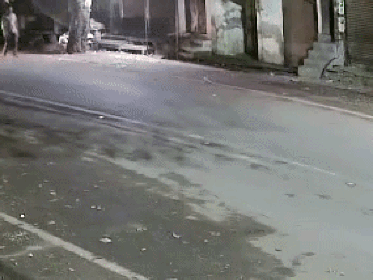 
                 आगरा में ट्रांसपोर्ट संचालक की हत्या या एक्सीडेंट:पुलिस को नहीं मिली तहरीर,अंतिम संस्कार के बाद परिवार में मातम 
            