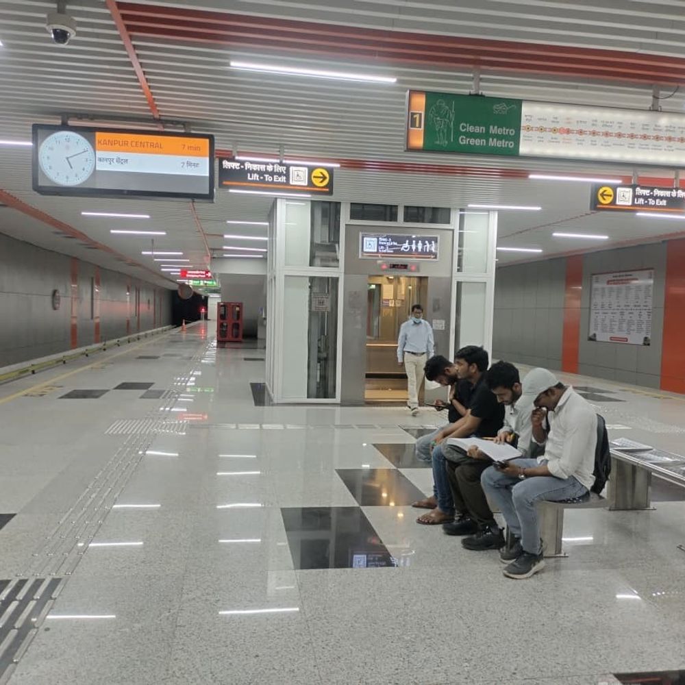 कानपुर मेट्रो का 'हेल्थ चेकअप':स्टेशनों पर फाइव स्टार होटल जैसी सफाई, गुटखा-पान पर नो एंट्री; दिव्यांगों के लिए अलग टॉयलेट्स