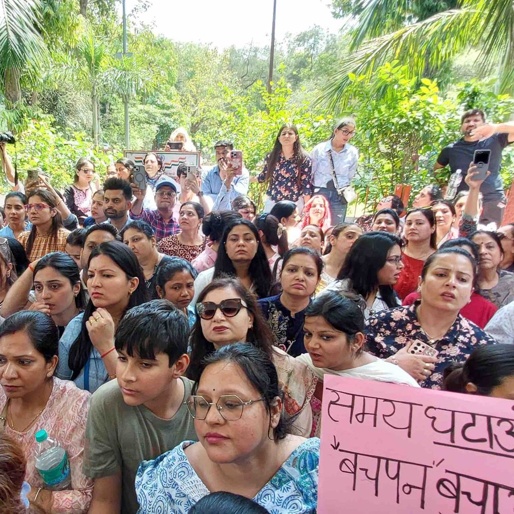 
                 गाजियाबाद में DPSG स्कूल की टाइमिंग बदली:अभिभावकों का हंगामा, बोले- बच्चे शाम तक घर पहुंच रहे 
            