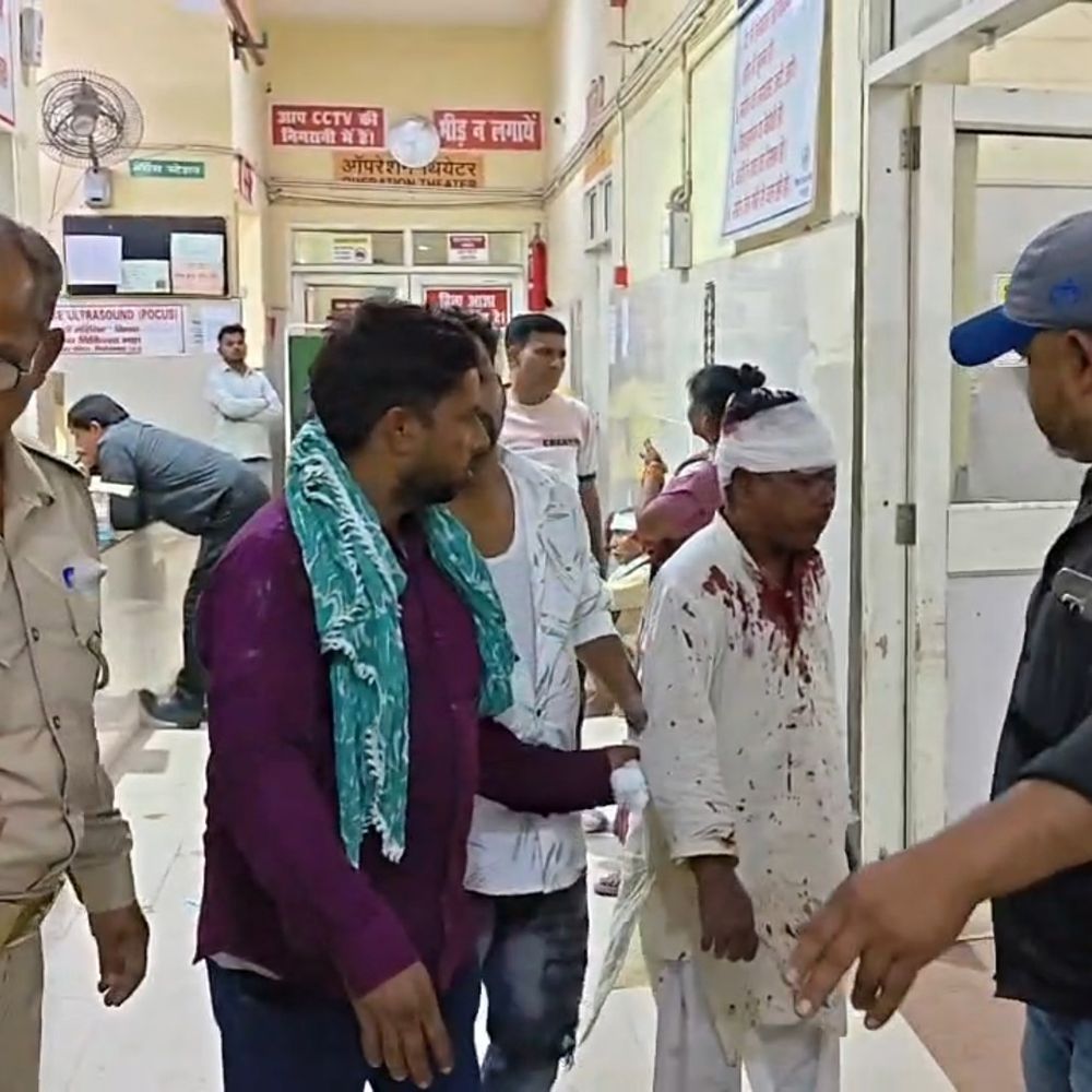 
                 फिरोजाबाद में पानी भरने को लेकर मारपीट:दो पक्षों के बीच पथराव, 1 गंभीर रूप से घायल, पुलिस ने मामला दर्ज कर जांच शुरू की 
            