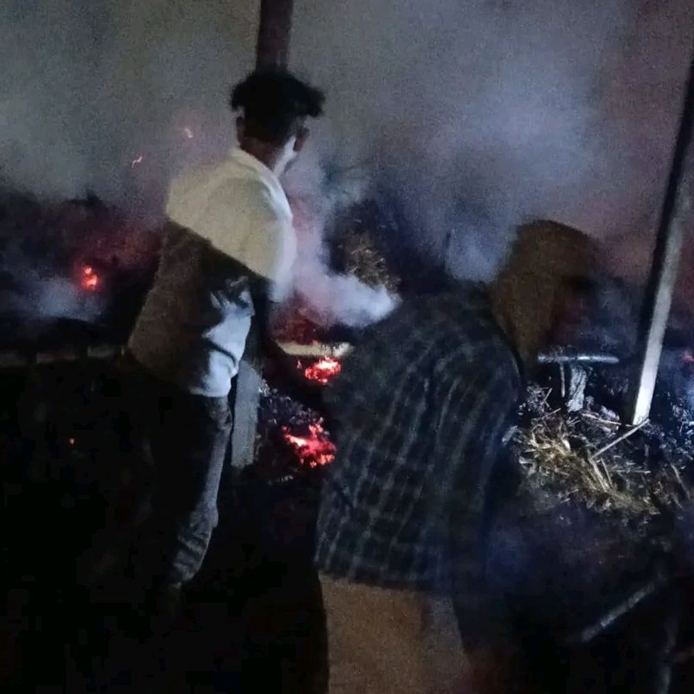 किशनगंज के टेढ़ागाछ में भीषण आग:  कई घर जलकर राख, लाखों के सामान का नुकसान; मुआवजे की मांग – Kishanganj (Bihar) News