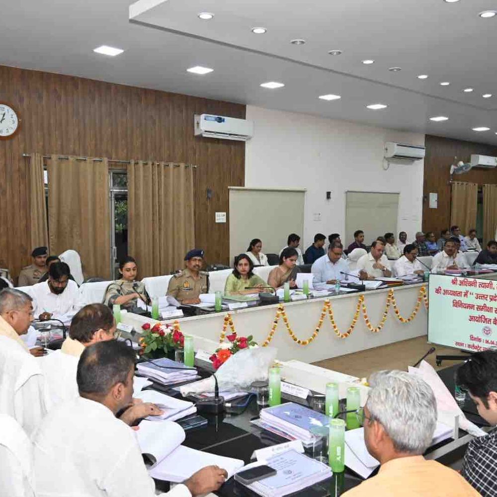 विद्युत विभाग की लापरवाही पर समिति ने लगाई फटकार:कलेक्ट्रेट में विनियमन समीक्षा बैठक, अधिकारियों को दिए सख्त निर्देश