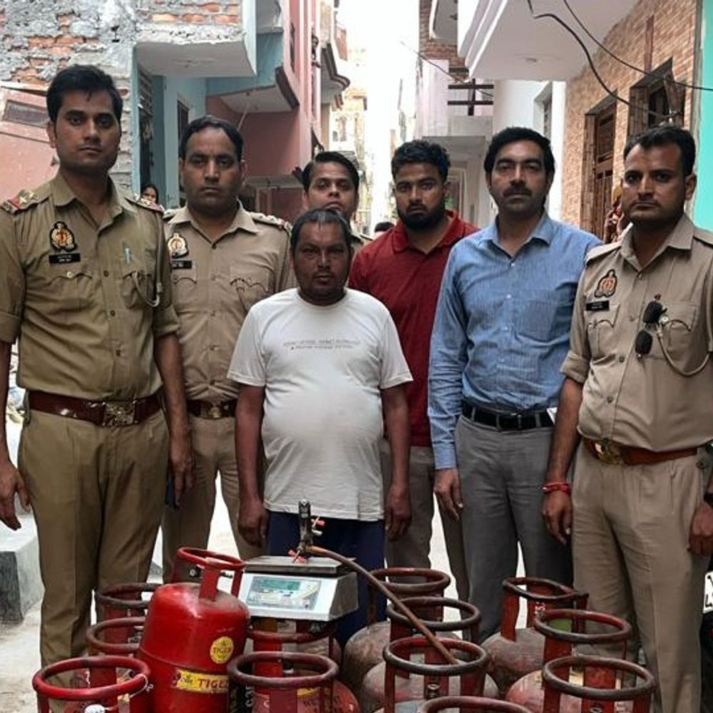 अवैध गैस रिफिलिंग पर छापा, 13 सिलेंडर जब्त:दादरी में आपूर्ति विभाग और पुलिस की संयुक्त कार्रवाई