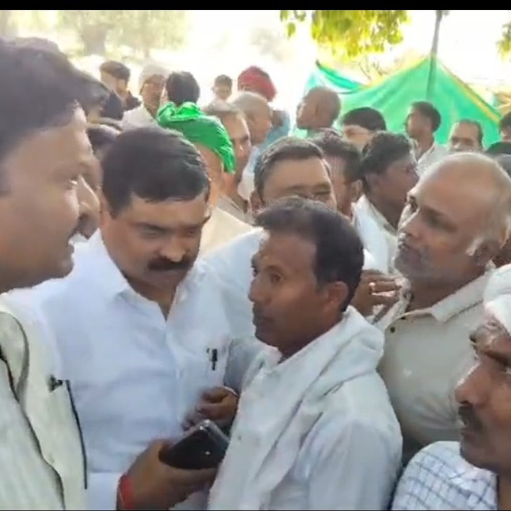 किसानों के तीखे सवालों पर भड़के विधायक:घोरावल में बैठक छोड़कर चले गए, भूमि अधिग्रहण को अफवाह बताया