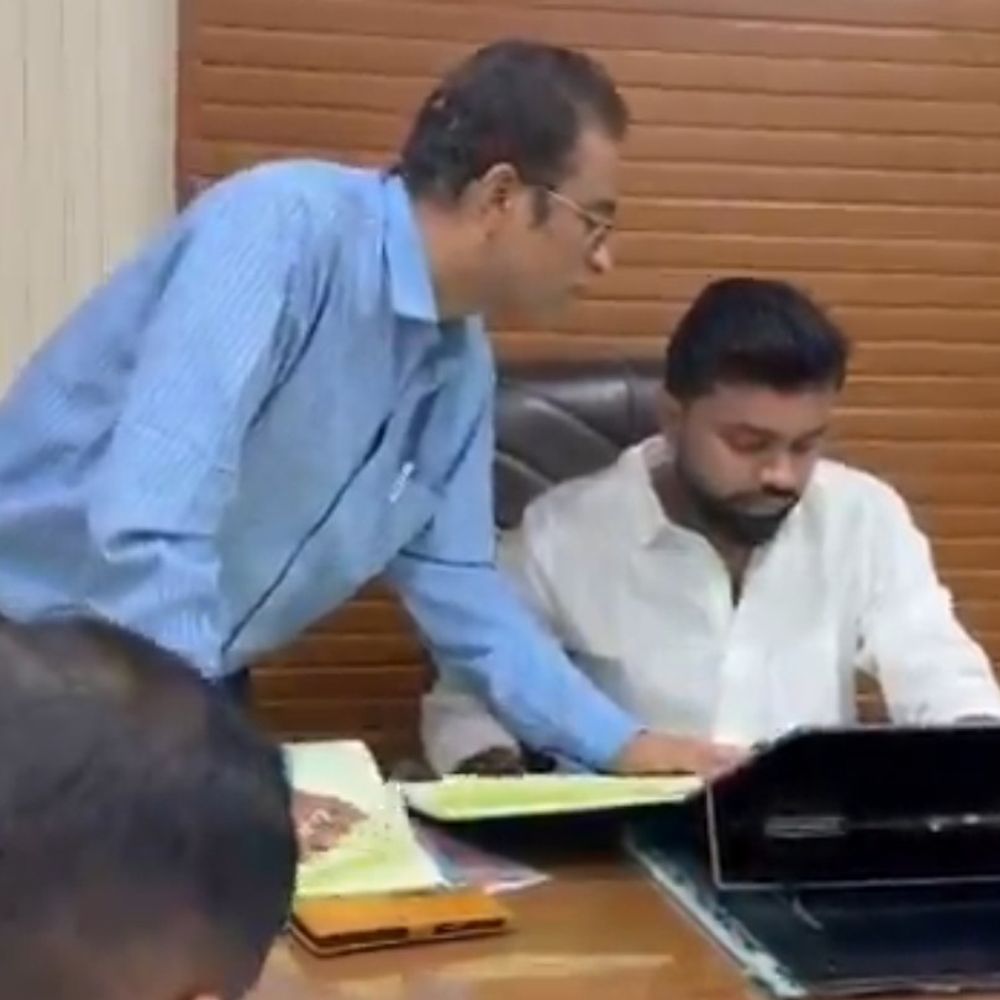 विधायक का बेटा अधीक्षक की कुर्सी पर बैठा, दिए निर्देश:अस्पताल का निरीक्षण करने पहुंचा था, सीएमओ ने जांच बैठाई; 7 दिन में मांगी रिपोर्ट