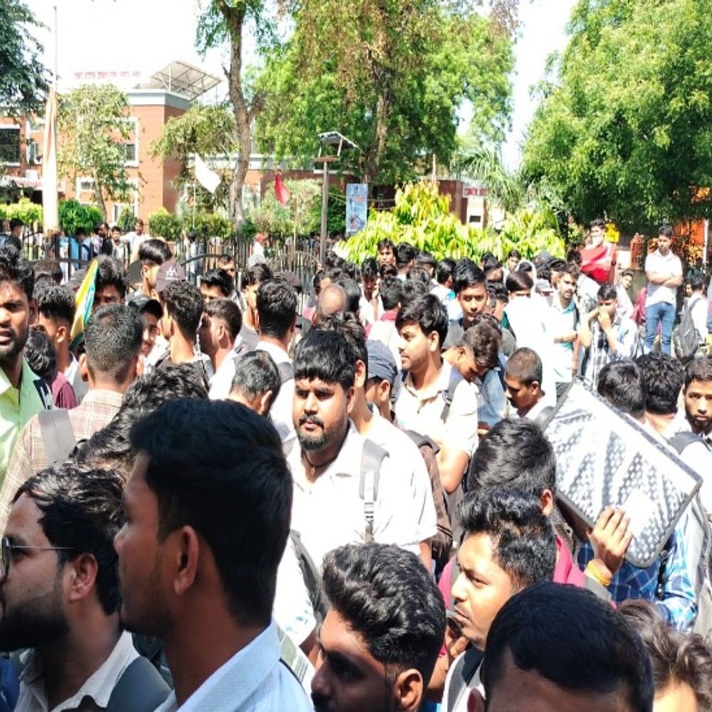 
                 लखनऊ में रोजगार मेले में उमड़ी युवाओं की भीड़:सुबह से ही लगी लंबी कतार, मारुति कर पदों पर हायरिंग 
            