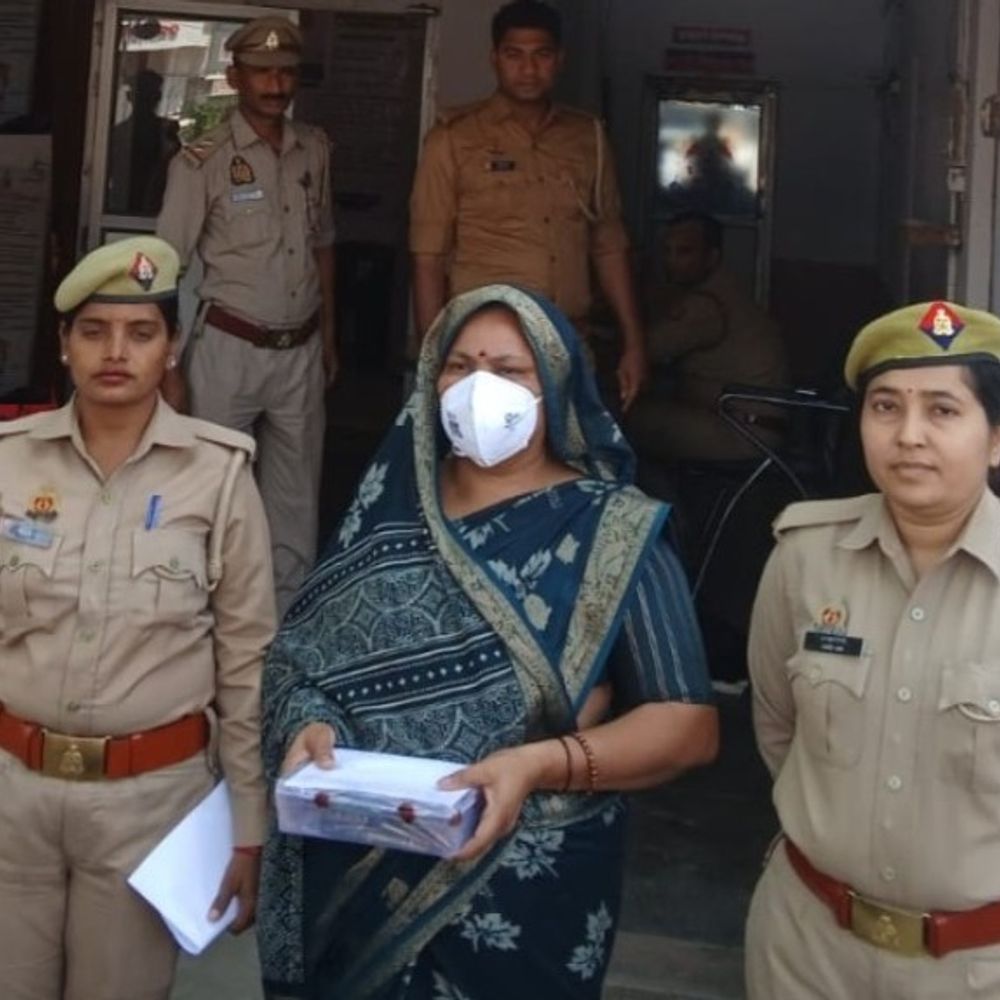 
                 मेट्रो स्टेशन पर महिला के बैग से मिले 53 कारतूस:लखनऊ में स्टेशन पर यात्रा से पहले पकड़ी गई; पुलिस ने किया गिरफ्तार 
            