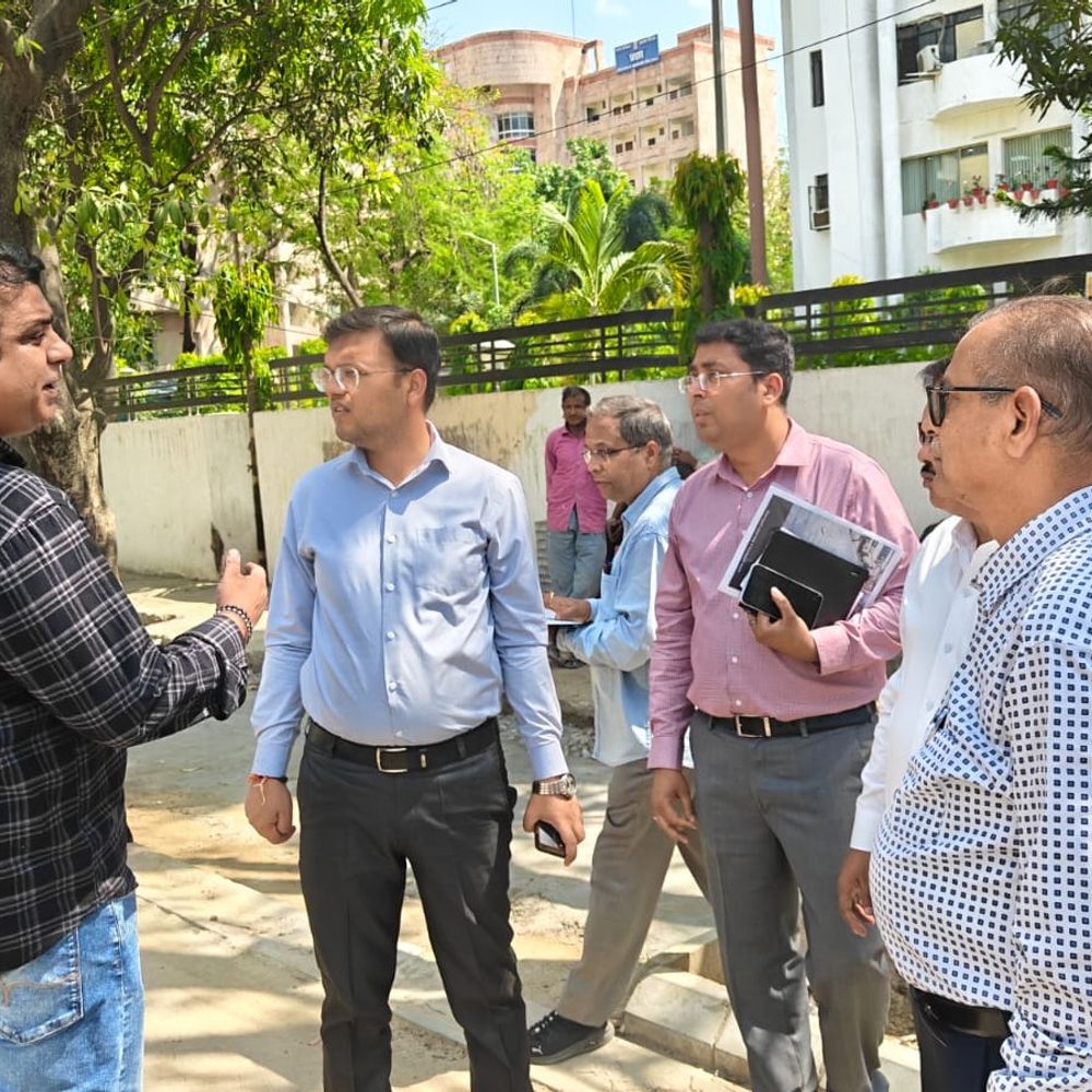 
                 नगर आयुक्त ने लखनऊ में किया निरीक्षण:गो शाला व सीएम ग्रिड कार्यों में तेजी लाने के निर्देश, लापरवाही मिलने पर होगी कार्रवाई 
            