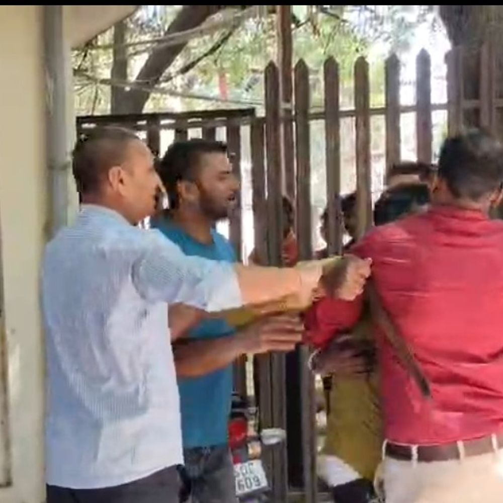 
                 लखनऊ में केंद्रीय मंत्री खट्टर के बयान की कटिंग फाड़ी:फिर बिलिंग कर्मचारी को बुरी तरह पीटा, 4 को नौकरी से निकाला 
            