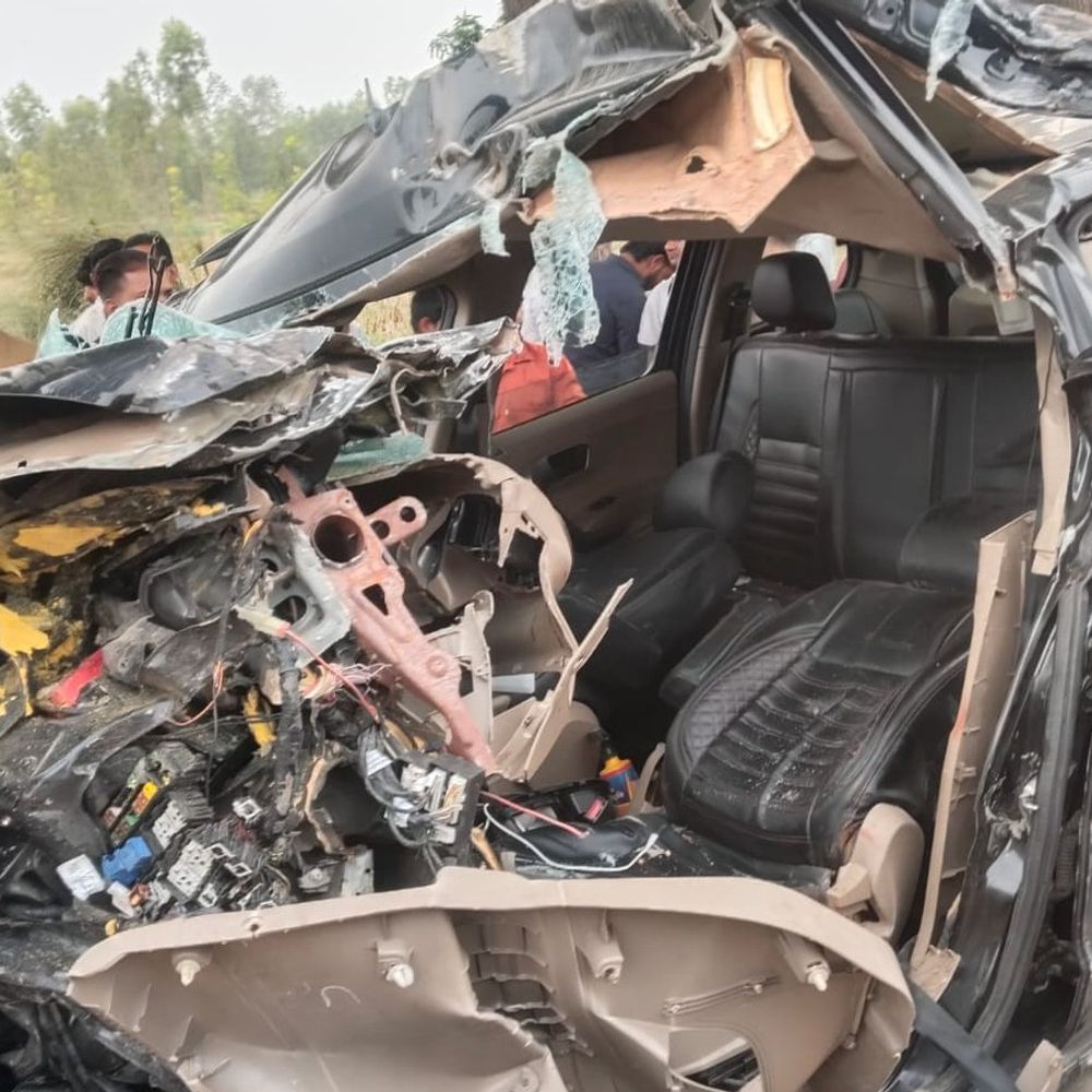 
                 बच्चों को अगवा करने वाले तीन बदमाशों की मौत:गुड़गांव से ऑटो चालक और मासूमों को उठाया, सीबीगंज में टैंकर से टकराकर बोलेरो के उड़े परखच्चे 
            