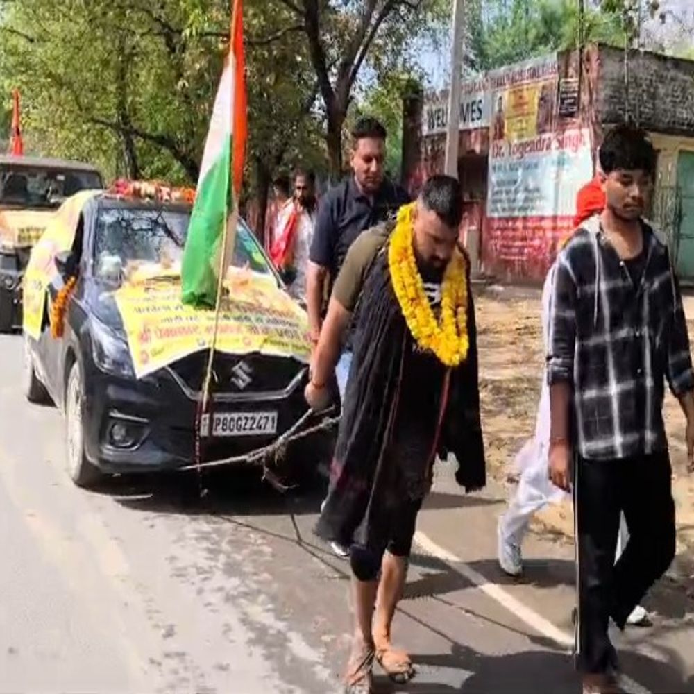 संत प्रेमानंद महाराज से मिलने की चाहत:90 kM कमर से खींची गाड़ी, 4 दिन में तय किया आगरा से वृंदावन का सफर