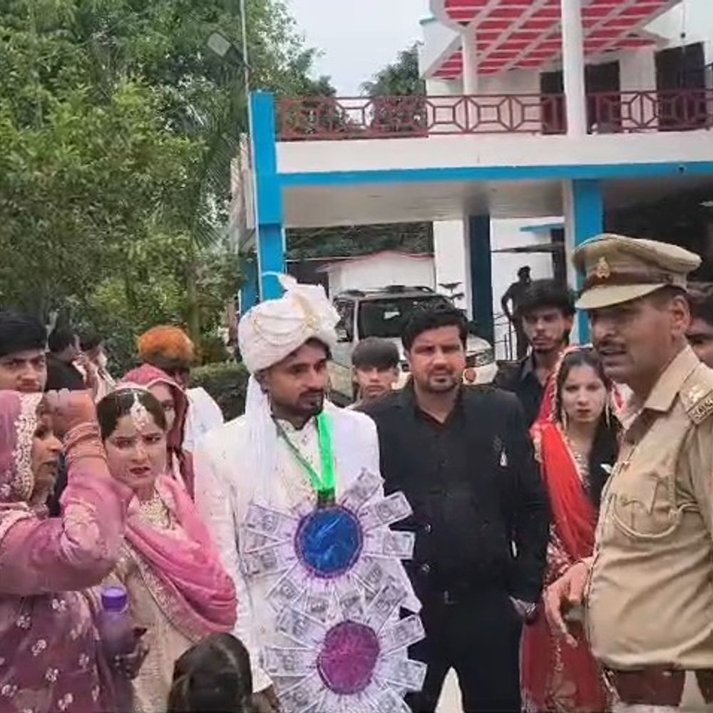 डीजे पर मनपसंद गाना न बजने पर दूल्हे की पिटाई:अमरोहा में दोस्तों ने पीटा, निकाह छोड़ एसपी ऑफिस पहुंचा दूल्हा
