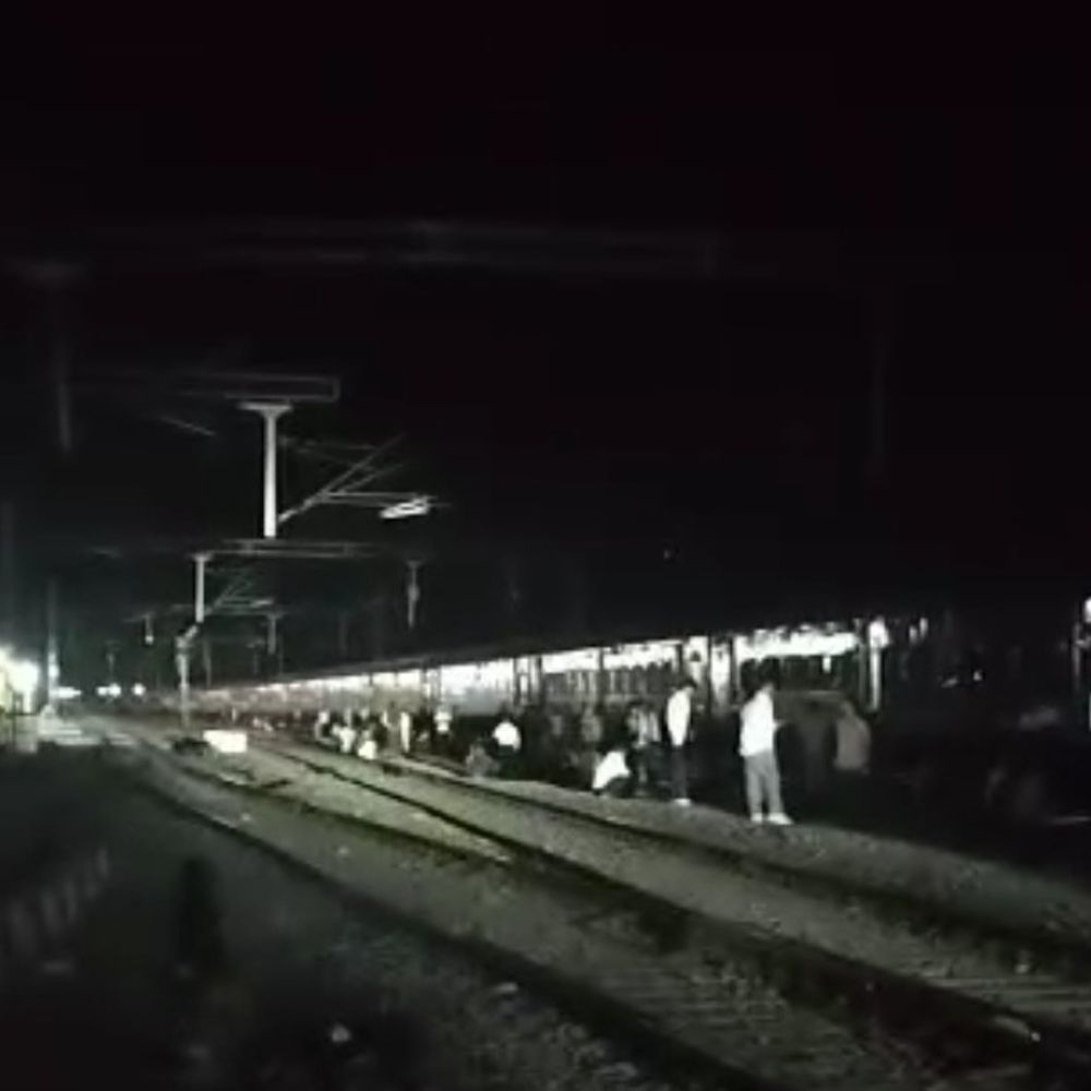 सतना-मानिकपुर सेक्शन में मालगाड़ी का कपलर टूटा:दो हिस्सों में बंटी, मुंबई-हावड़ा ट्रैक 1.5 घंटे रहा ठप; 7 ट्रेनें प्रभावित