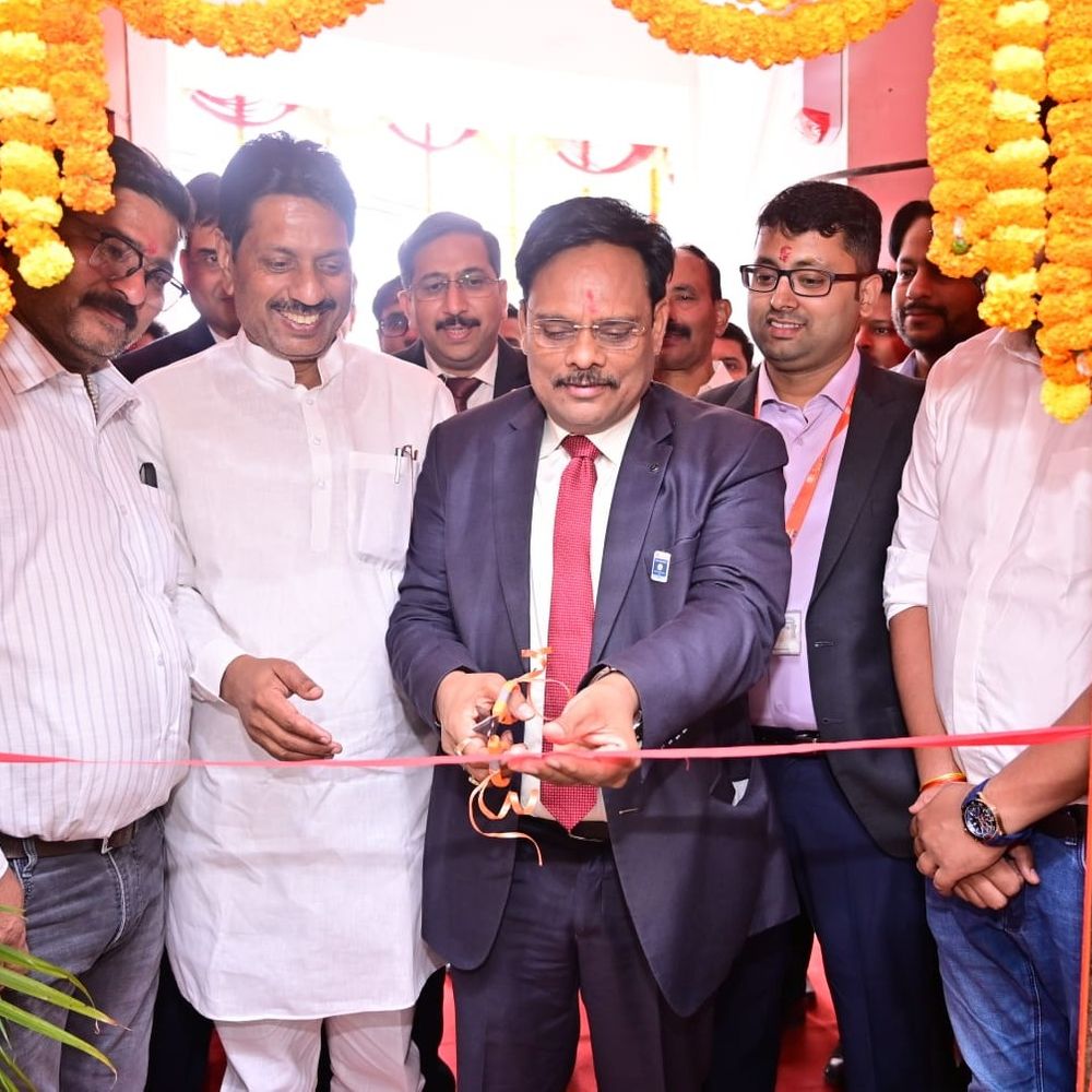 
                 देवरिया में बैंक ऑफ बड़ौदा की नई शाखा खुली:क्षेत्रवासियों को मिलेंगी आधुनिक बैंकिंग सेवाएं, फीता काटकर शाखा का हुआ शुभारंभ 
            